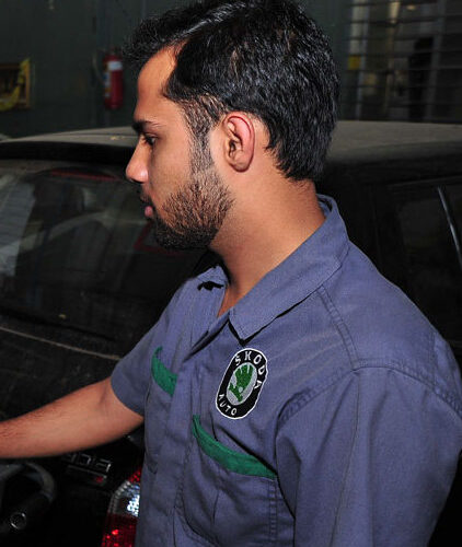 Automobile mechanic workwear shirt with utility chest pockets and service technician design