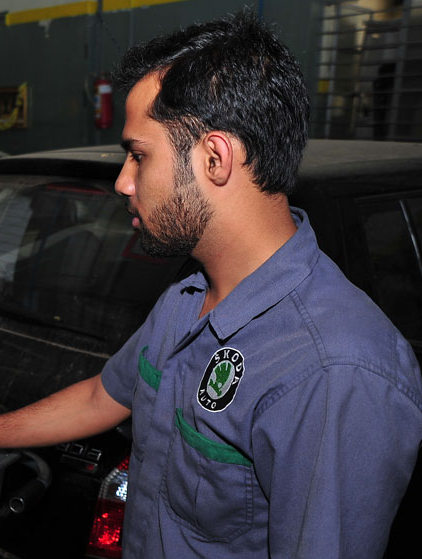 Automobile mechanic workwear shirt with utility chest pockets and service technician design